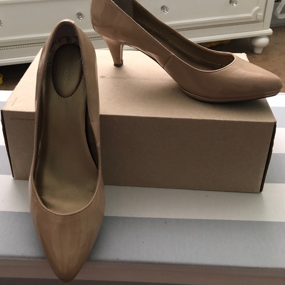 Naturalizer beige pumps size 11